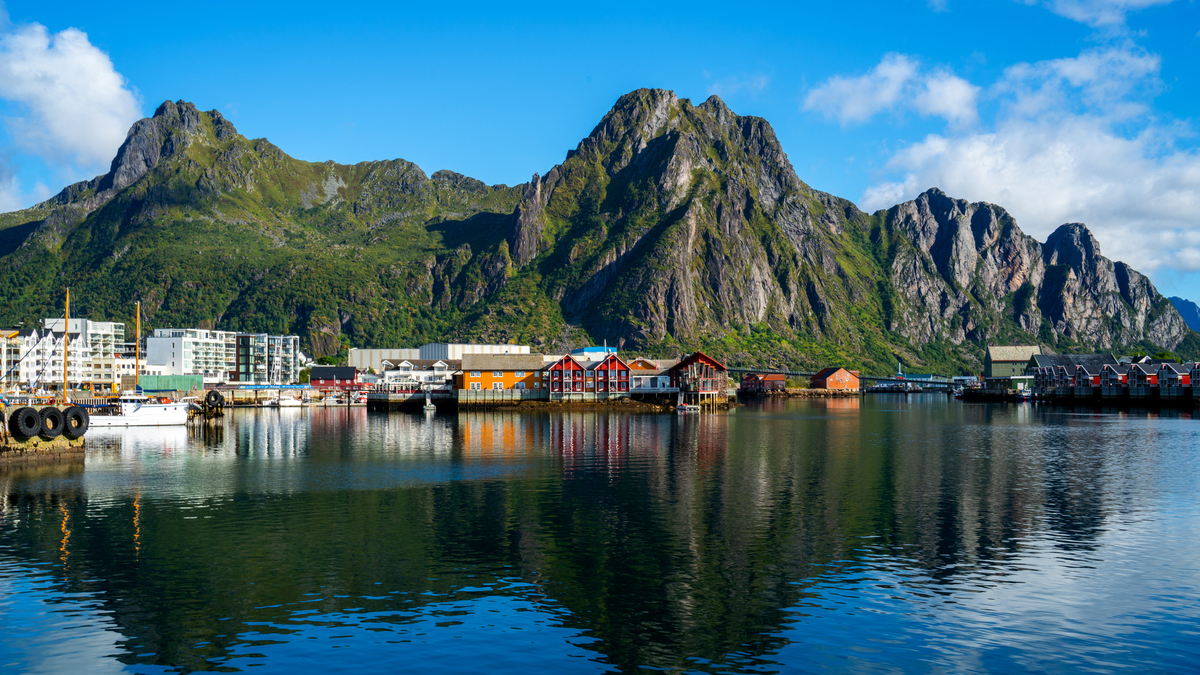 Svolvær i Lofoten badet i sollys.