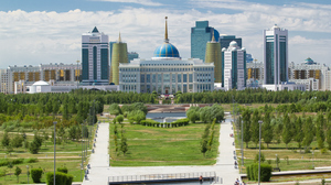 阿斯塔纳市时间轴全景图和总统官邸阿克达（Akorda）以及哈萨克斯坦阿斯塔纳公园。夏日多云的天空