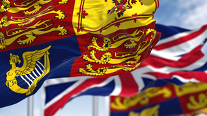 彩旗飘扬，皇家标准和英国国旗