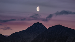 挪威北部山区三分之一月亮的图像。