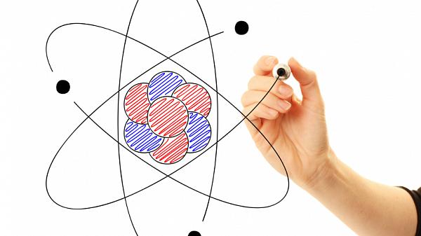 Schematische Darstellung eines Atoms mit Elektronen, Protonoen und Neutronen. Atom mit Elektronen, Protonoen und Neutronen