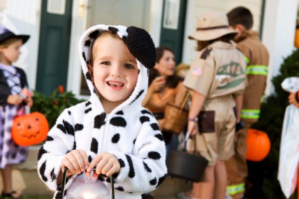 Grup de nens en un truc o tracte per Halloween