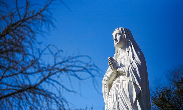 Skulptur der Jungfrau Maria.