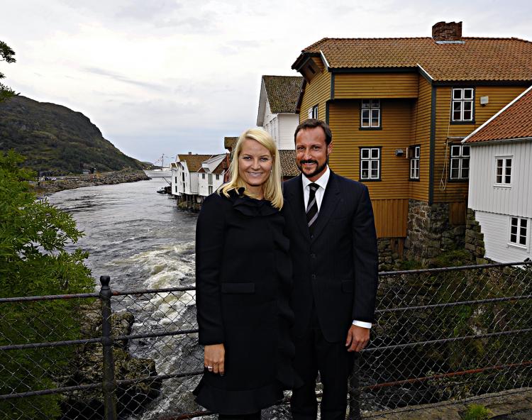 The Crown Prince couple pictured on a bridge in Sogndalstrand in september 2009.