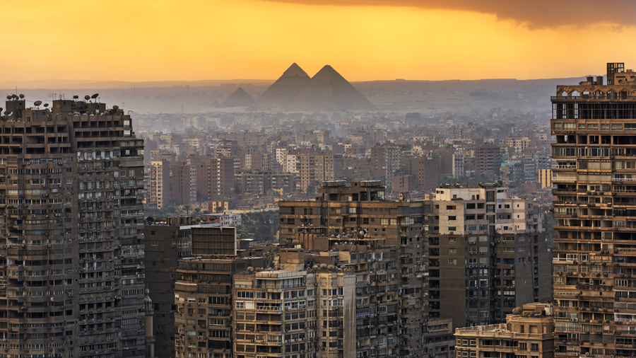 Landscape of Cairo, with the pyramids of Giza in the background.