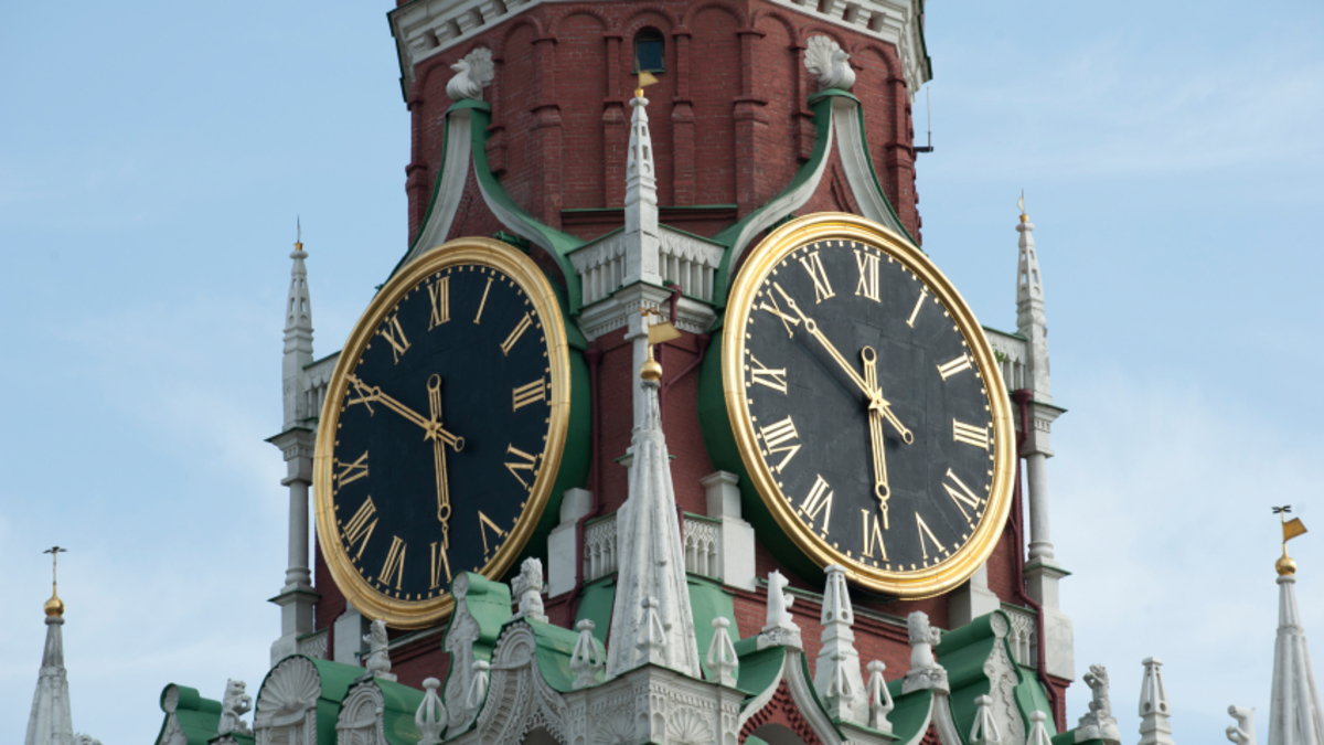 Какие кремлевские часы. Спасская башня куранты. Кремлевские куранты часы на Спасской башне. Часы на Спасской башне Кремля. Куранты на Спасской башне Московского Кремля.
