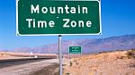 Straßenschild für an der Zeitzonen-Grenze der Mountain Time Zone in den USA.