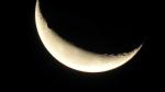 Liegende Mondsichel während der Mondphase abnehmender Sichelmond