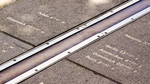Linie am Greenwich Observatory in London, die den Nullmeridian markiert.