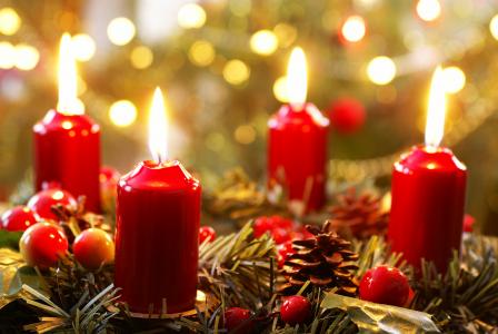 Advent-Symbolbild: Adventskranz mit vier roten Kerzen
