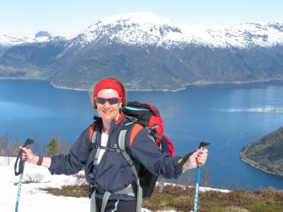 Dronning Sonja på ski i den norske fjellheimen.