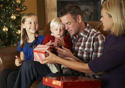 Famile som åpner presanger på julaften.