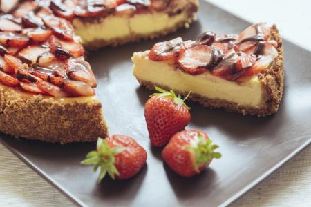 New York cheesecake with chocolate and strawberries.