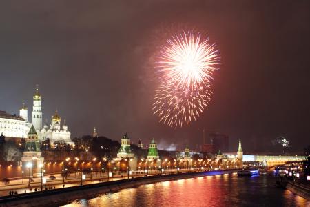 Новогодний фейерверк в центре Москвы.
