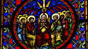 Glassmaleri av disiplene som mottar den hellige ånd fra en kirke i Normandie.