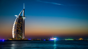 Segelförmiges Hotel Burj al Arab in Dubai bei Dämmerung.