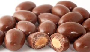 Almonds covered with delicious chocolate.