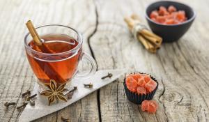 Hot mulled cider in a cup with mulling spices.