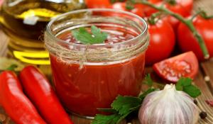 Tomato sauce with chili peppers and other ingredients.