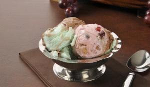 Spumoni can also be served in scoops.