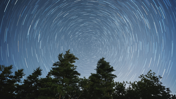 Long exposure of movement of stars, caused by Earth’s rotation