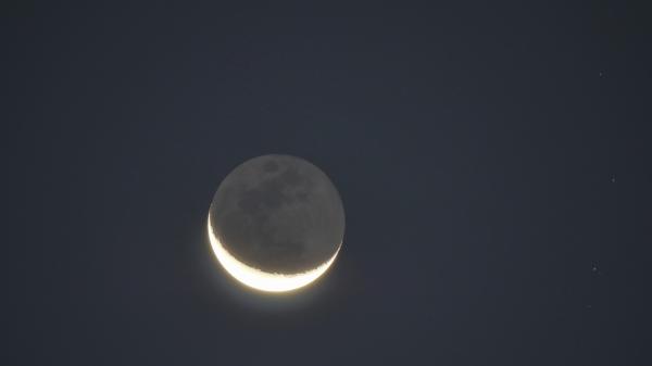 Earthshine of a crescent moon
