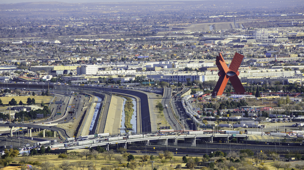 Areal photo of a bridge crossing the border area between El Paso in the US and Ciudad Juarez in Mexico.
