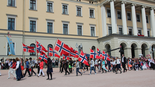 Children parading in front of the Norwegian castle on Constitution Day.