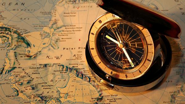 Altmodische Uhr auf Landkarte der Antarktis