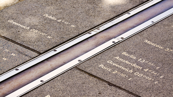 Linie am Greenwich Observatory in London, die den Nullmeridian markiert.