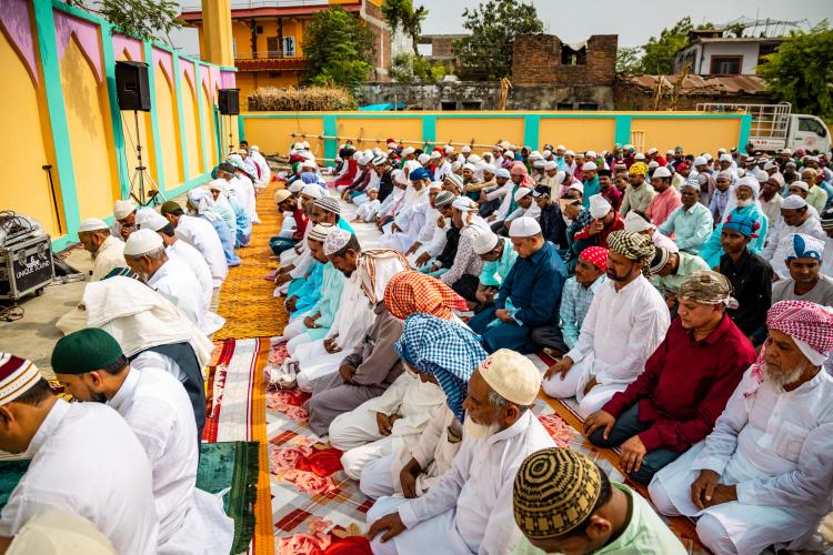 Muslimske menn i bønn i Nepal.