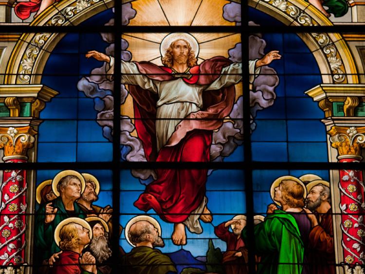 Glassmaleri av Jesus som stiger opp til himmelen.