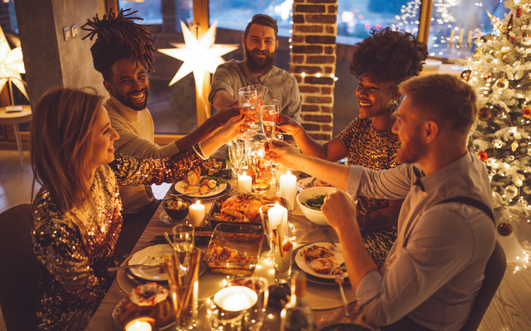 An Silvester wird auf das neue Jahr angestoßen.