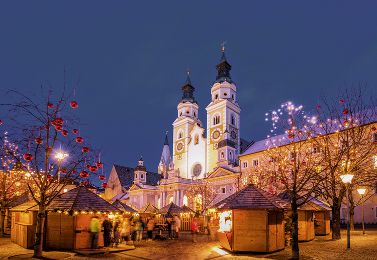 Licht im Dunkeln: Diese Kirche in Tirol strahlt weihnachtliche Stimmung aus.