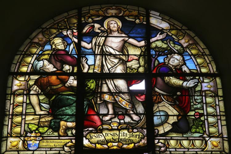 Glassmaleri av Jesu oppstandelse.