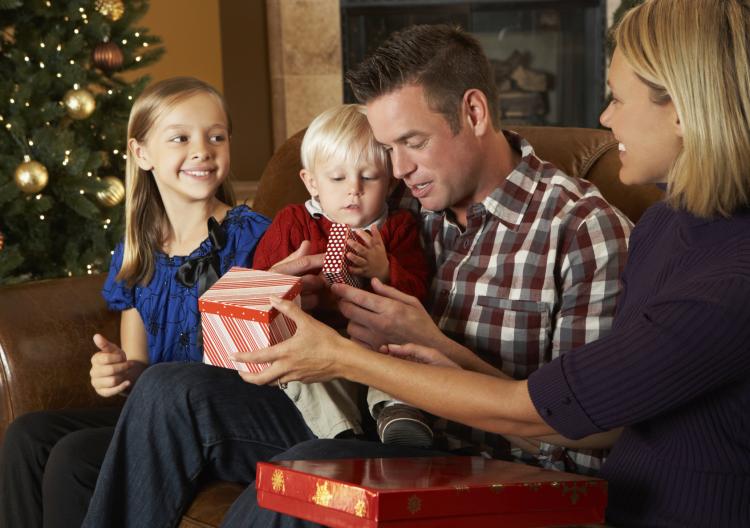 En familie på fire åpner julegaver.