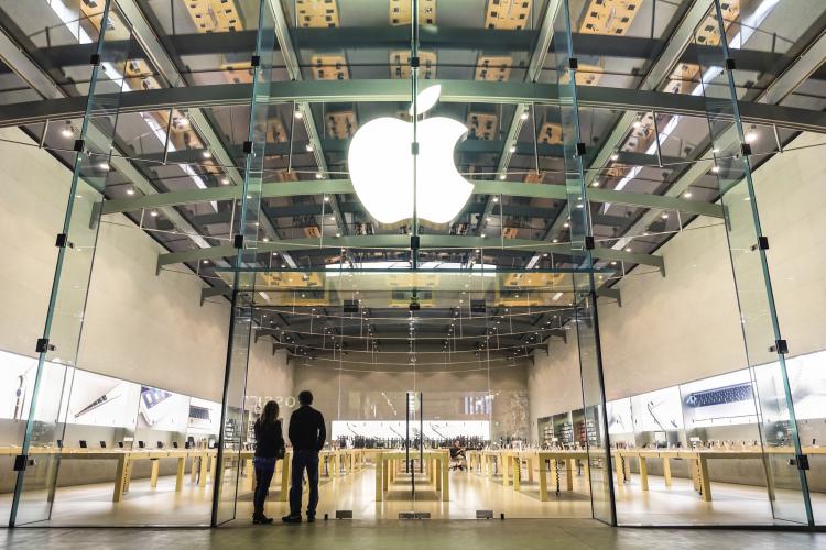 Apple store in Santa Monica , California, United States.