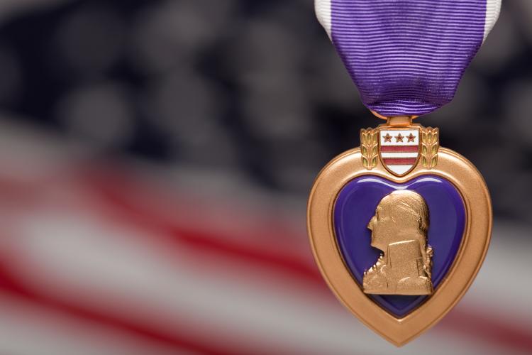 La medalla corazón púrpura se otorga a aquellos que resultaron heridos o muertos mientras servían en el ejército de los Estados Unidos.