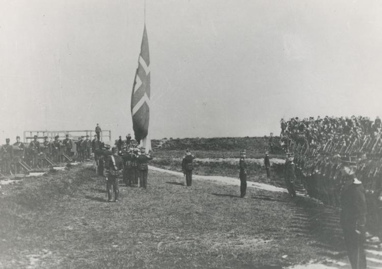 Norsk flagg heises på Kristiansten festning ved unionsoppløsningen i 1905.