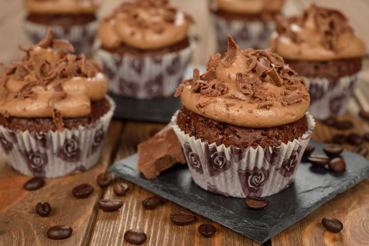 Primer plano de cupcakes de chocolate.