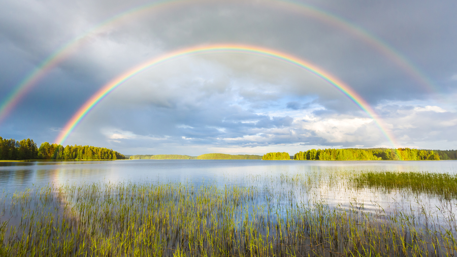 Double arc-en-ciel sur un lac en Finlande.