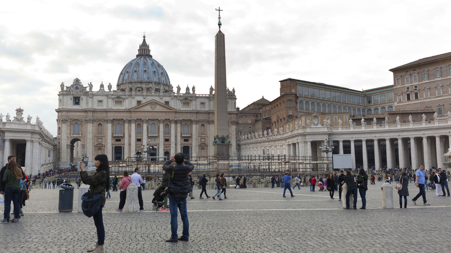 Turyści zwiedzający papieską Bazylikę św. Piotra w Watykanie Rzym, Włochy - 14 listopada 2015