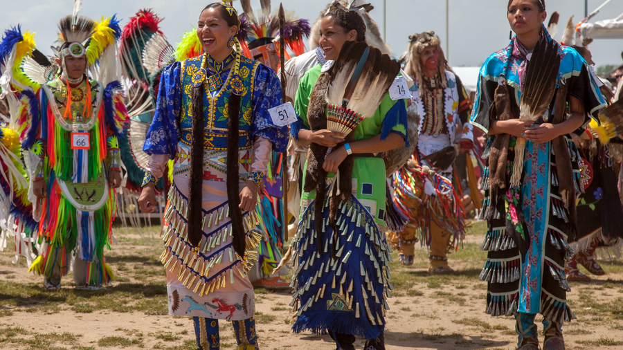 Mais de 500 artistas, cantores e dançarinos indígenas americanos reunidos no Festival Powwow Native American a 2 de Junho de 2013 no Brooklyn NY.