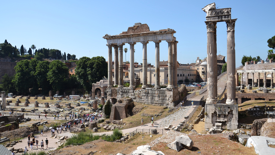 Ruïnes van de Tempel van Saturnus in Rome, Italië.