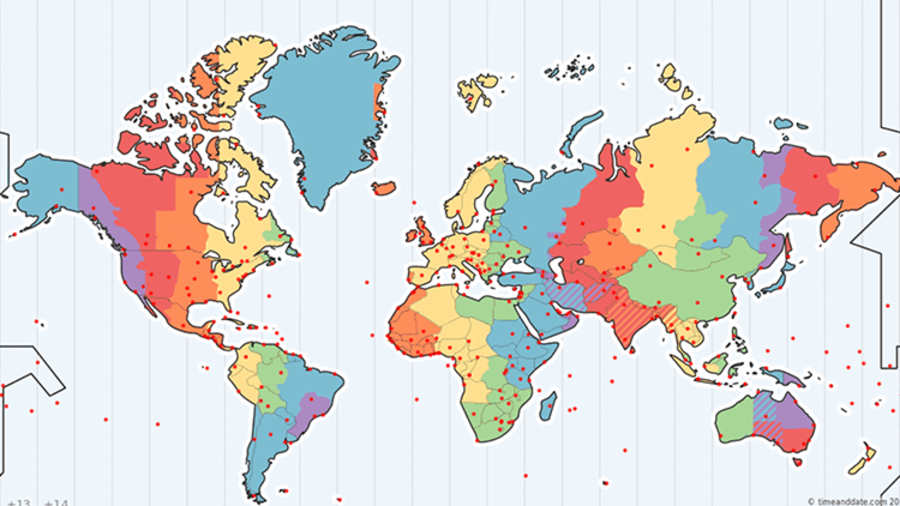 Hartă mondială cu fusele orare indicate în culori diferite