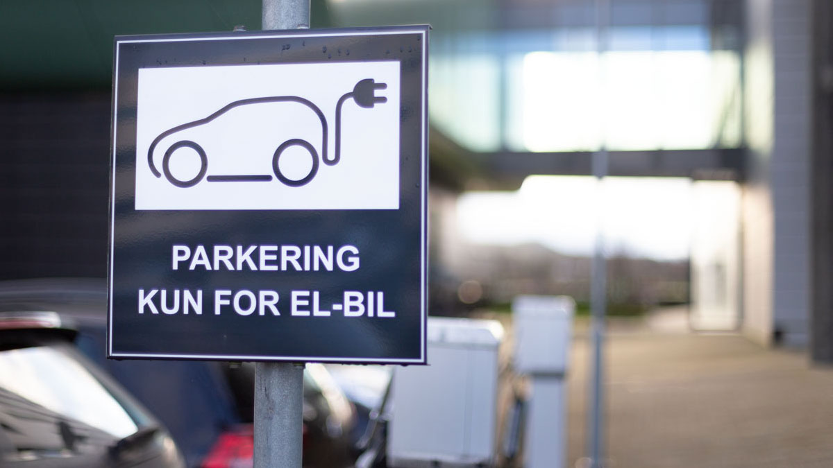 Close-up of parking sign reading Parkering kun for el bil, meaning Parking for electric cars only.