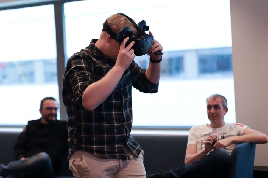 En mann spiller VR-spill