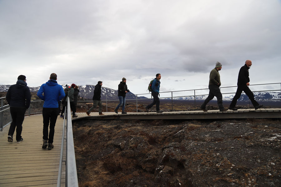 Ansatte på en gangbro på Island