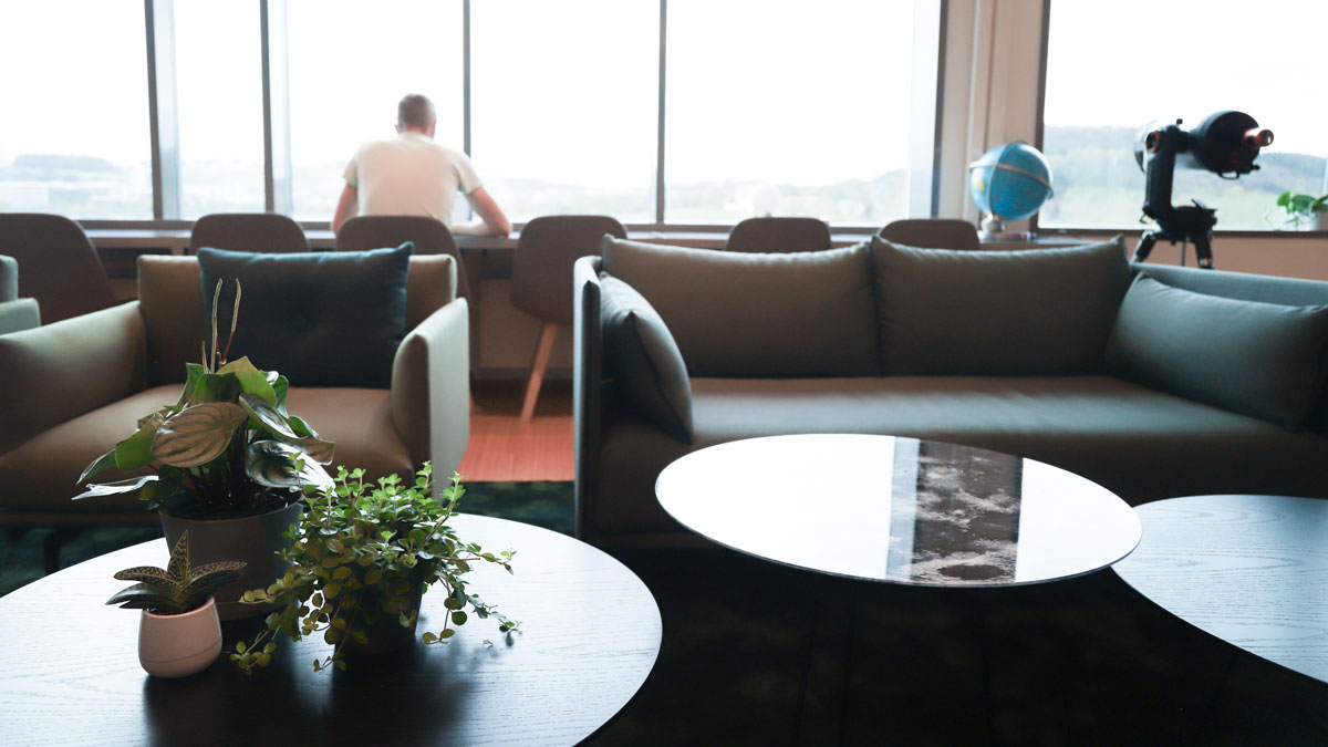 Sofaer og bord med grønne planter i Time og Date AS sine uformelle kontorlokaler.